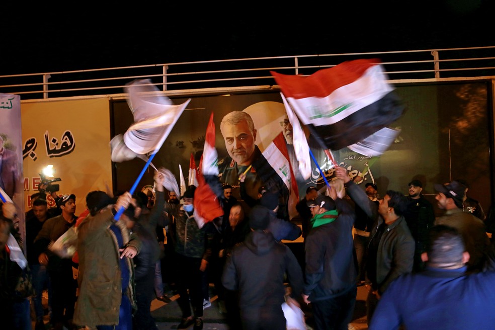 No aeroporto internacional de Bagdá, um ato marcou o aniversário de um ano da morte do general iraniano — Foto: Khalid Mohammed/AP