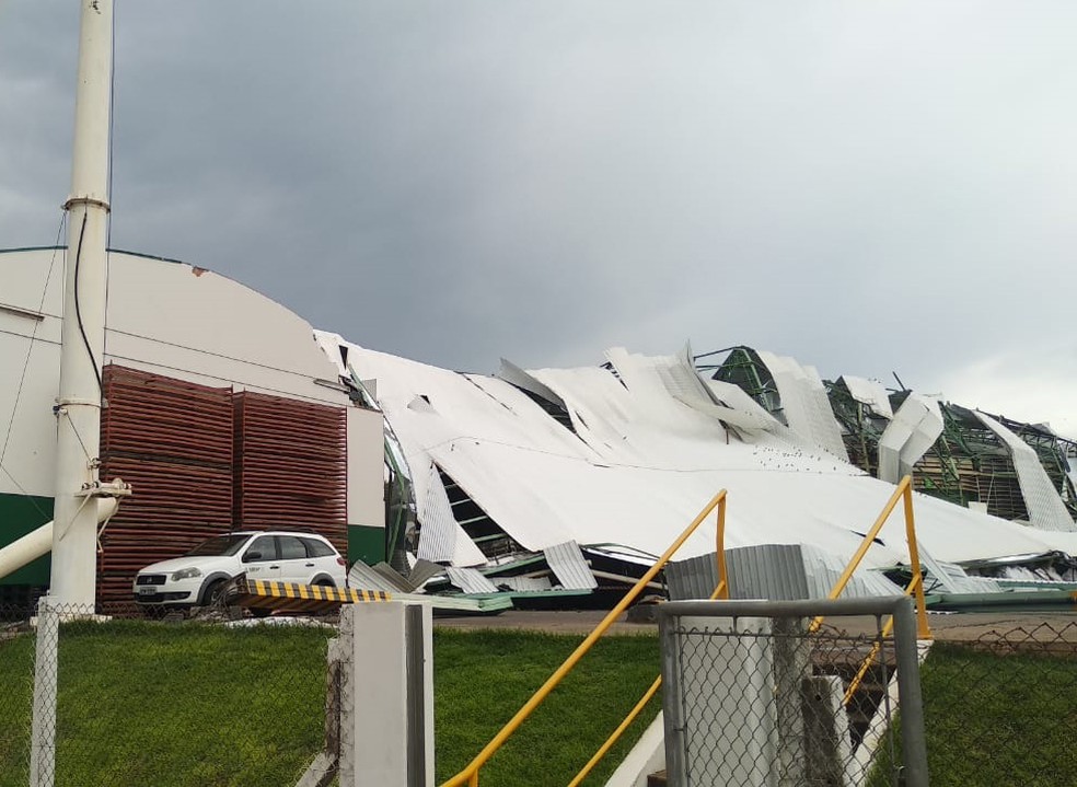 Barracão de empresa desabou durante temporal em Presidente Prudente — Foto: Cedida