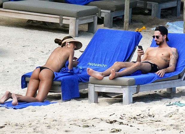 Izabel Goulart faz topless em banho de sol com o noivo (Foto: The Grosby Group)