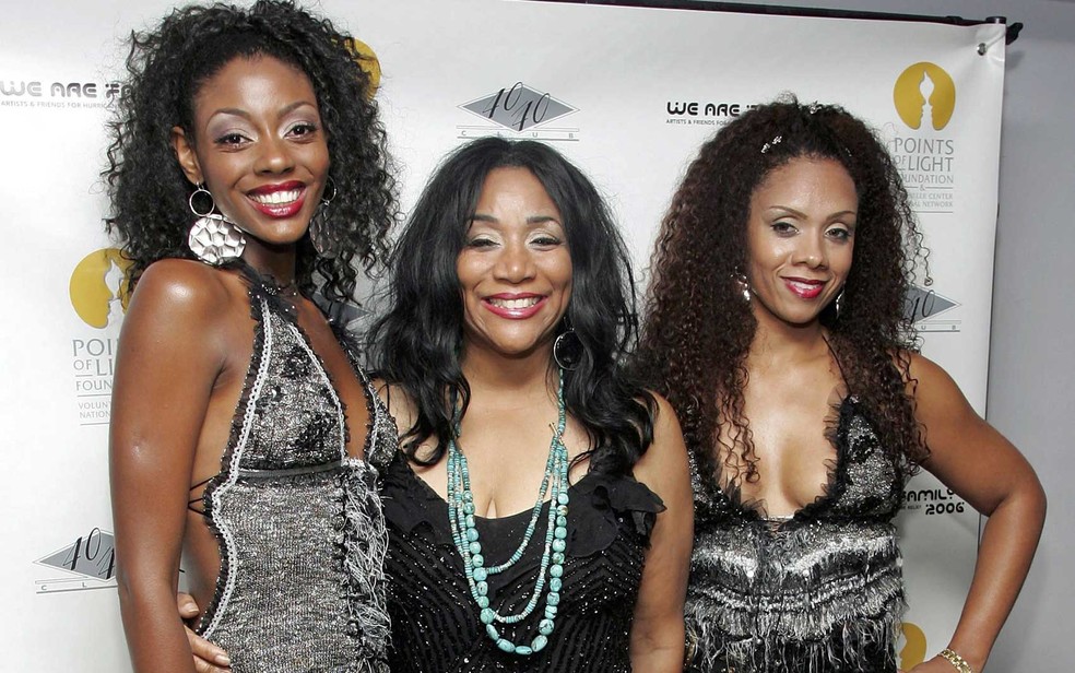 Camille Sledge (esquerda), Joni Sledge (centro) e Amber Sledge formavam o Sister Sledge. Na imagem, as irmãs participam da festa de lançamento de CD & DVD “We are family” em NY (Foto: Bryan Bedder / Getty Images / AFP Photo)