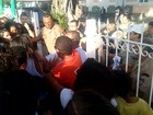 Manifestantes quebram grade da ALE durante ato contra projeto Escola Live