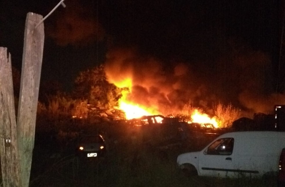 Incêndio em estacionamento do Detran deixa 80 motos e 120 carros queimados em Alfenas, MG — Foto: Divulgação/Corpo de Bombeiros 
