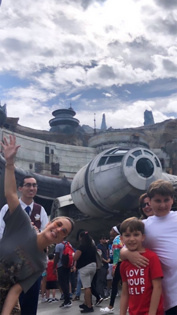 Claudia Leitte curte o parque Star Wars com o marido, Marcio Pedreira, e os filhos, Rafael e Davi (Foto: Reprodução / Instagram)