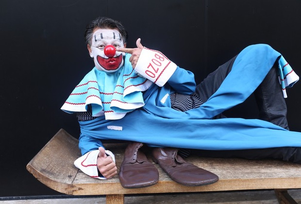 Ator caracterizado como o Bozo, personagem dos anos 80 — Foto: Iwi Onodera/EGO