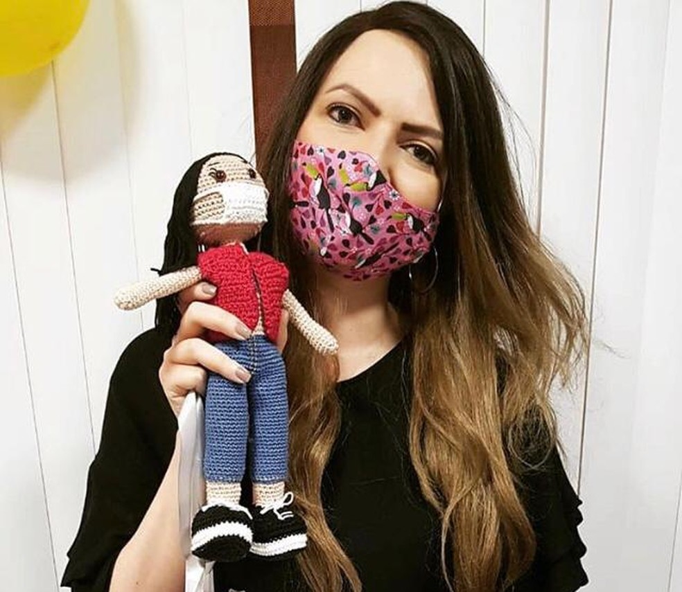 Priscila começou a fazer máscaras coloridas para usar durante o tratamento de câncer — Foto: Divulgação