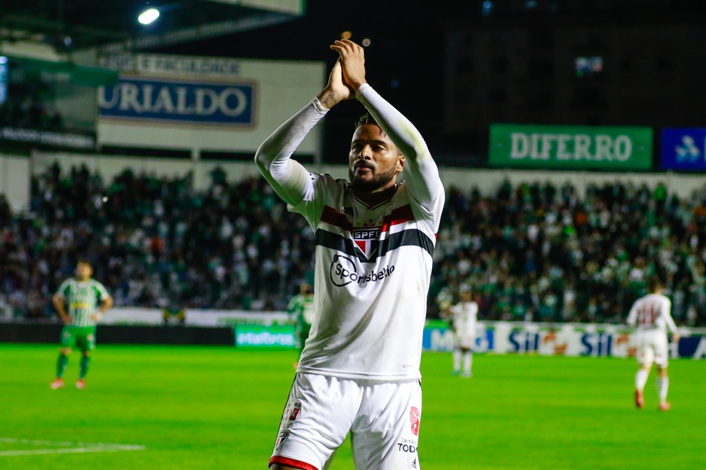 Reinaldo agradece à torcida do São Paulo em Caxias do Sul — Foto: Luiz Erbes/AGIF
