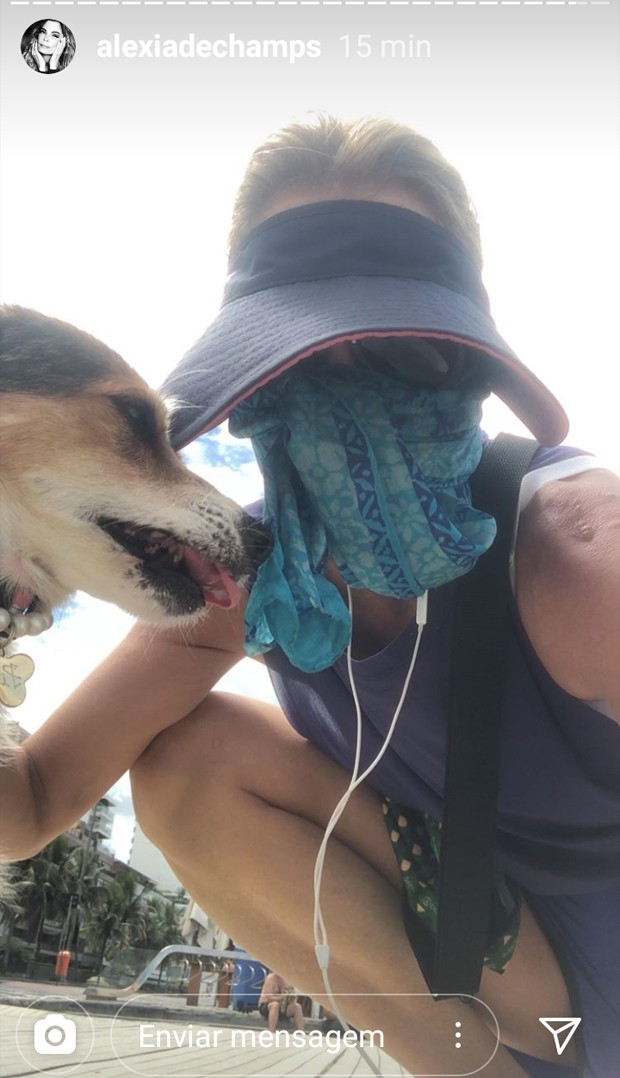 Alexia Dechamps passeia com cachorrinha em meio à pandemia de coronavírus (Foto: Reprodução/Instagram)