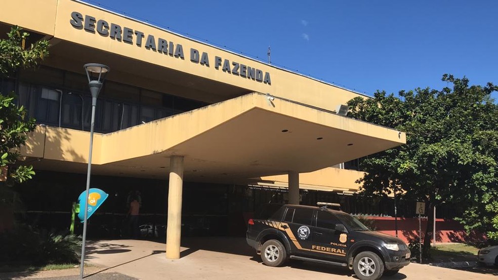 Carro da PF em frente à Secretaria da Fazenda do Tocantins, em investigação sobre liberação de emendas parlamentares (Foto: Cassiano Rolim/TV Anhanguera)