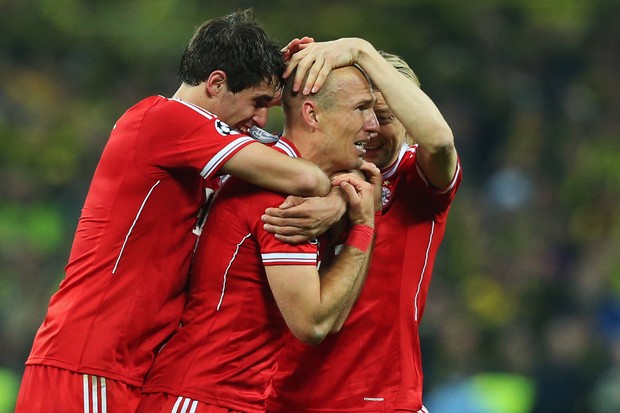 Robben chora com outros jogadores do Bayern (Foto: Alex Livesey/Getty Images)