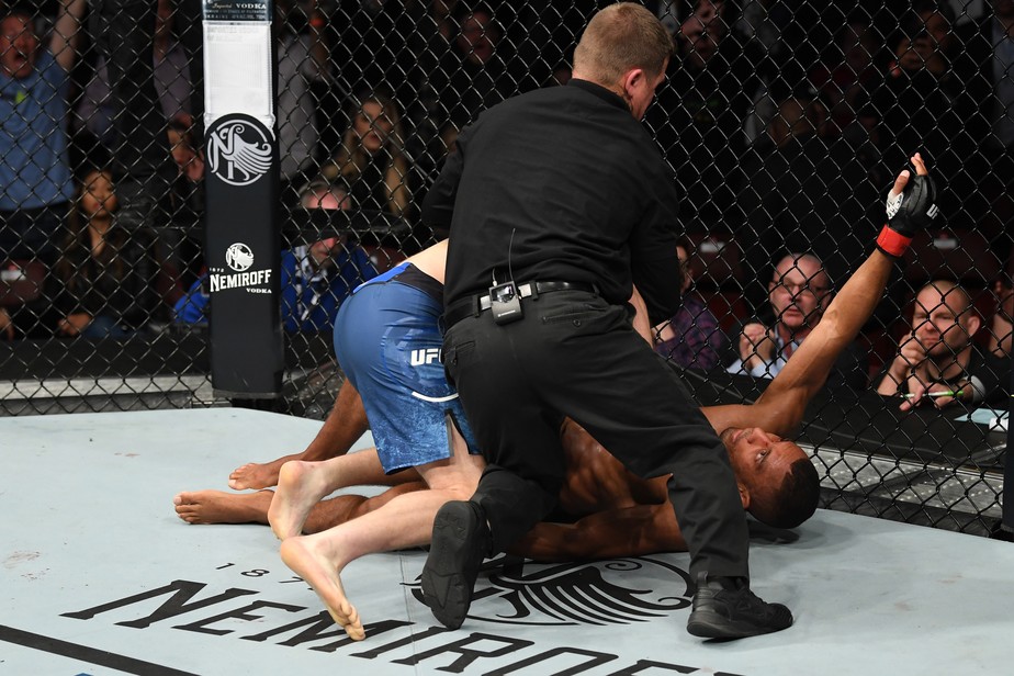 Justin Gaethje cumpre o prometido e nocauteia Edson Barboza no UFC FiladÃ©lfia