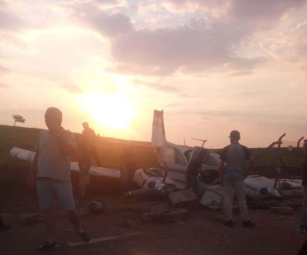 Dois ficam feridos após avião bater contra cerca de aeroporto em Bragança Paulista, SP — Foto: Cristiano Ambiel/ arquivo pessoal