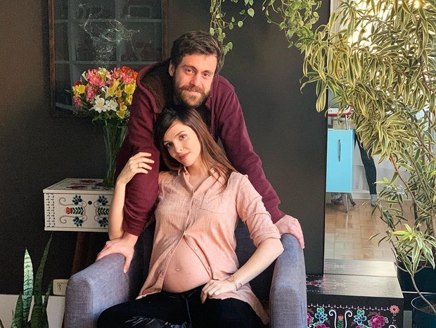 Titi Muller Posa Com O Marido E Mostra Barrigao Na Reta Final Da Gravidez Quem Quem News
