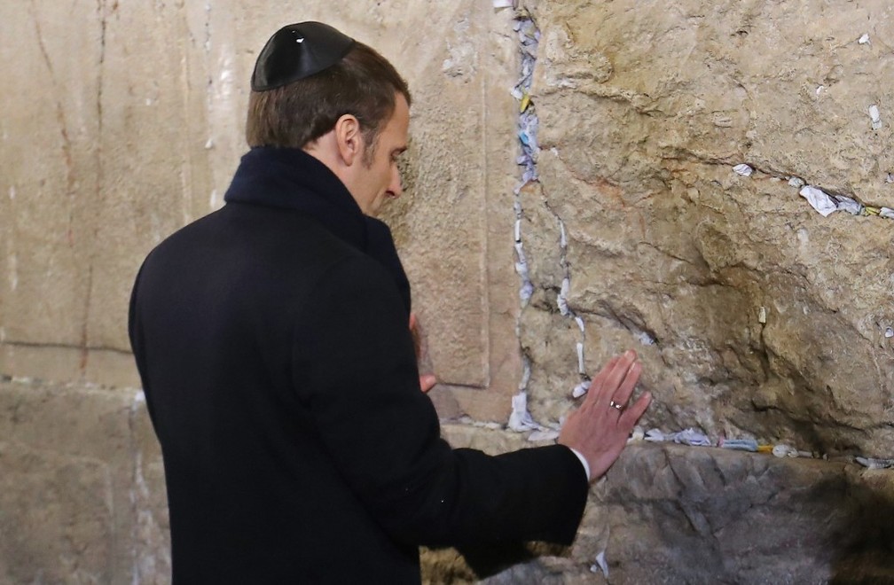 Emmanuel Macron, presidente da França, ora no Muro das Lamentações em Jerusalém — Foto: Ludovic Marin/AFP