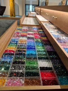 Swarovski: no showroom, acervo com milhares de cristais de todas as cores e tamanhos