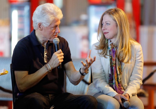 O ex-presidente americano Bill Clinton e sua filha, Chelsea Clinton, em visita à África do Sul em 2013 (Foto: Jemal Countess/Getty Images)