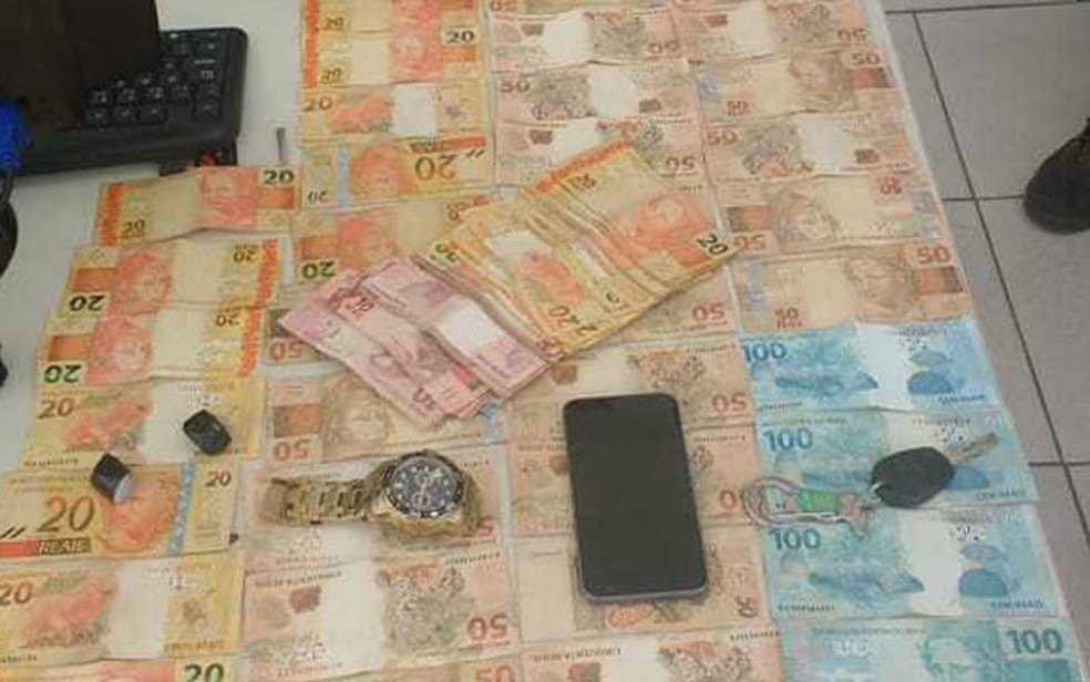 Resultado de imagem para Suspeitos de roubar R$ 80 mil de casa de show sÃ£o presos em Porto Seguro