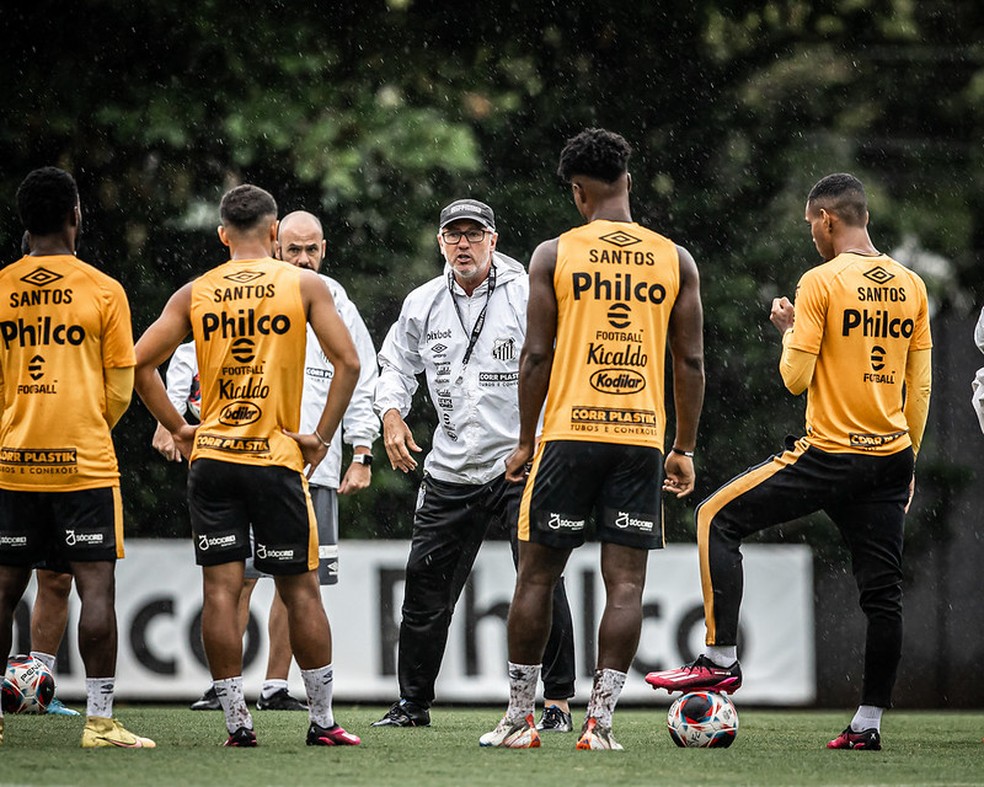 Odair Hellmann conversa com jogadores em treino do Santos — Foto: Raul Baretta/ Santos FC