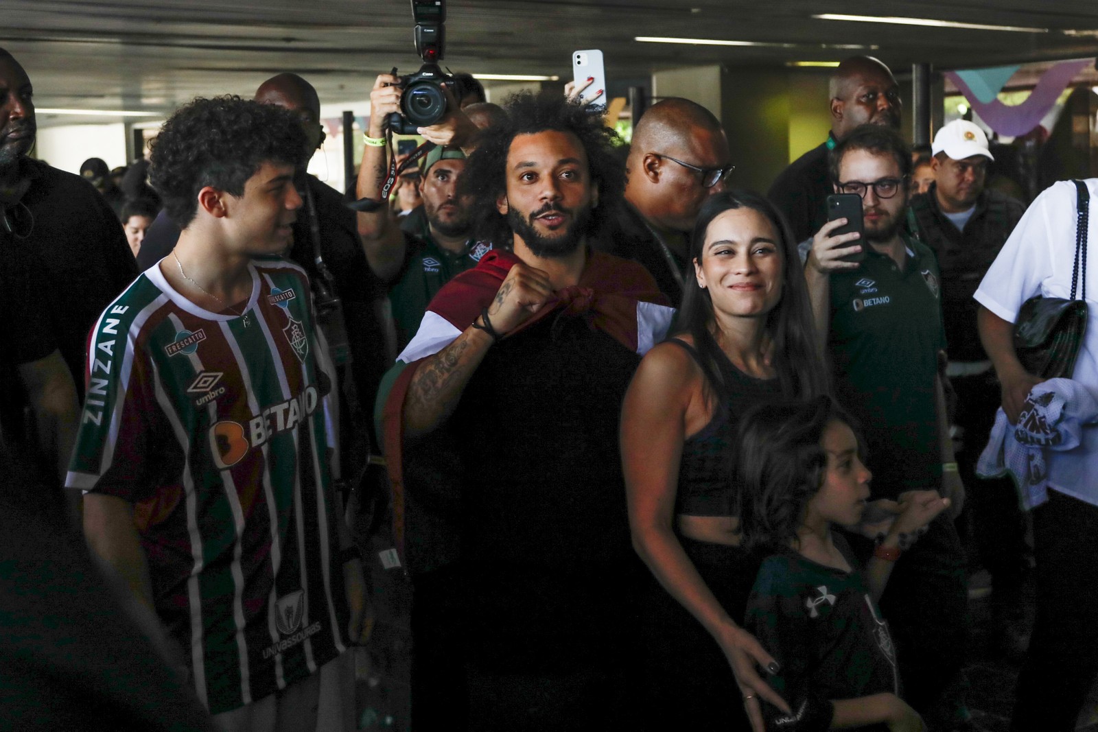 Marcelo chega ao Rio de Janeiro junto de sua família — Foto: Guito Moreto / Agência O Globo