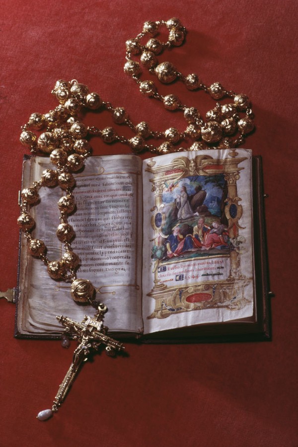 The rosary beads and bible belonging to Mary Queen of Scots (1542-1587) on display at Arundel Castle, Sussex, January 1968. (Photo By RDImages/Epics/Getty Images) (Foto: Getty Images)