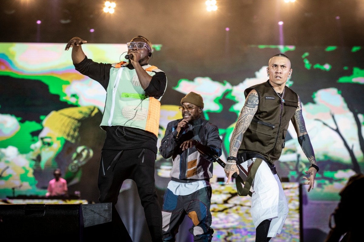 The Black Eyed Peas relembra como os anos 2000 foram sensacionais em show embalado de hits