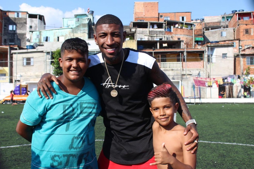 Lateral Do Betis E Selecao Emerson Volta As Origens Para Presentear Criancas Em Sao Paulo Futebol Espanhol Ge