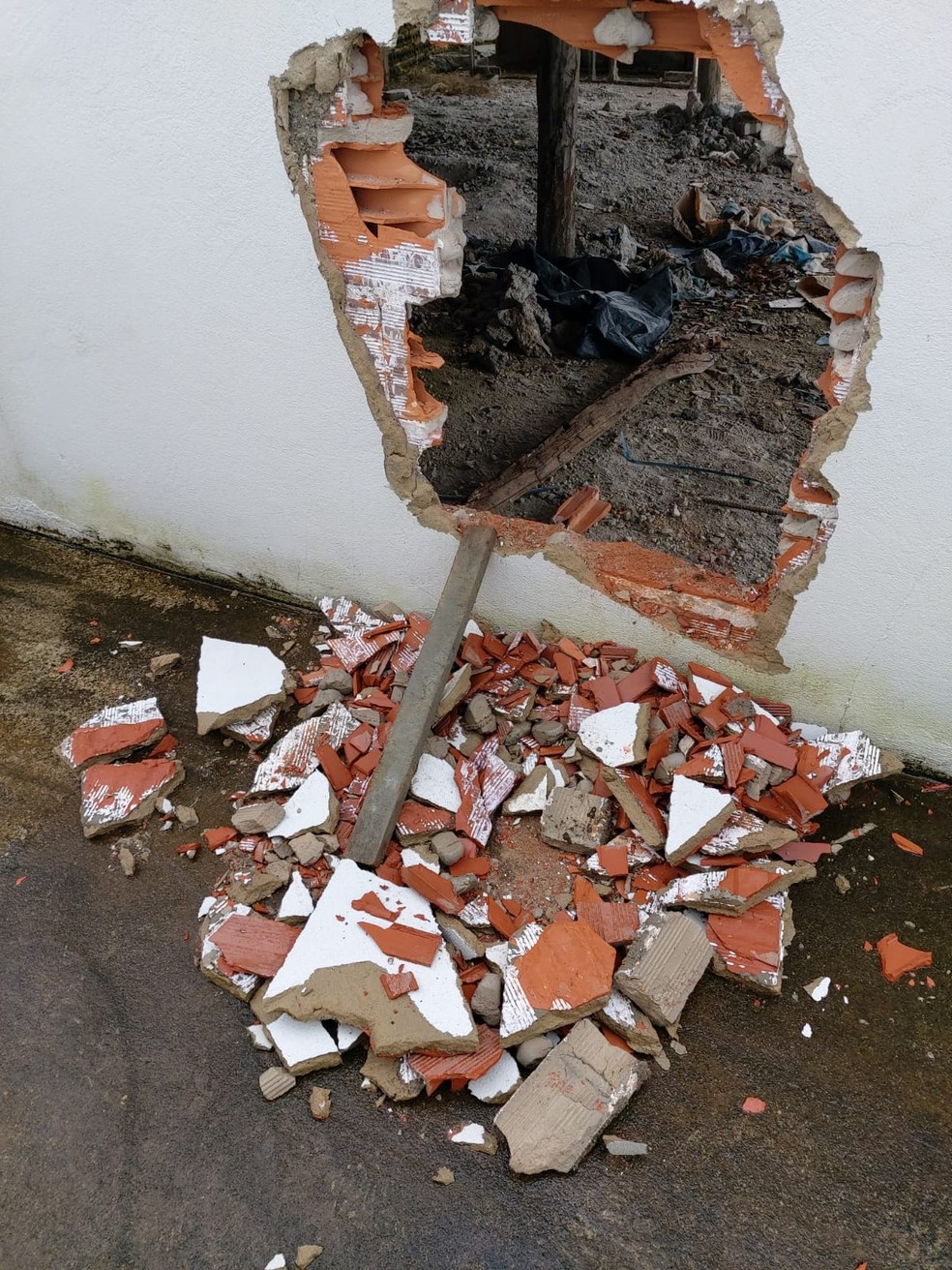 Criminosos fizeram buraco para entrar em loja de eletrodomésticos em Araguatins — Foto: Divulgação