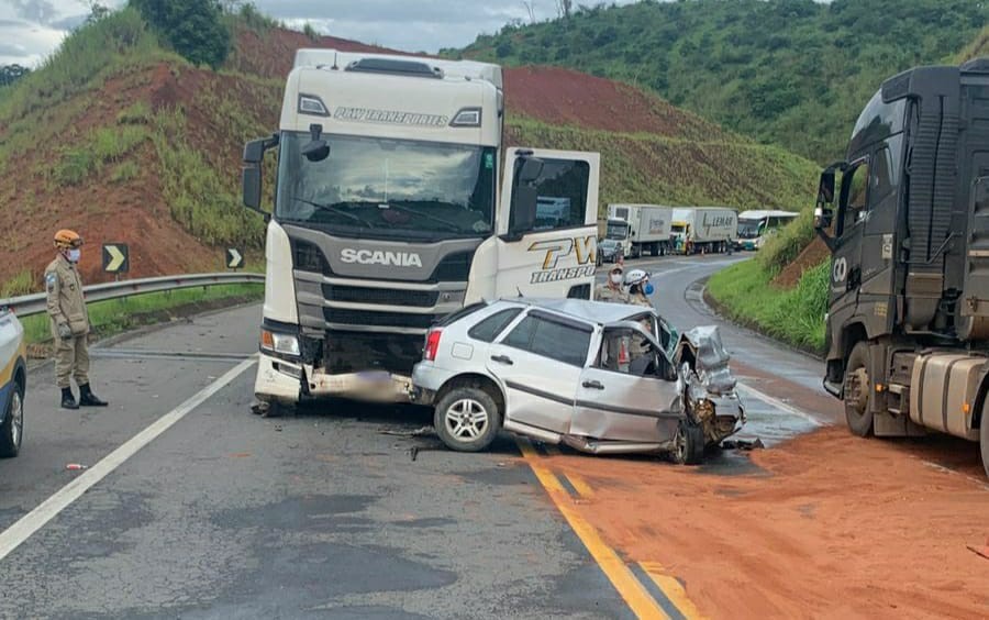 Motorista de carro morre ao bater de frente contra caminhão na Lúcio Meira, em Três Rios