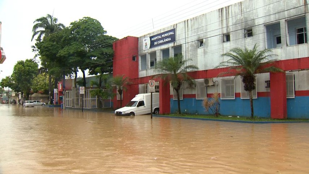 Hospital Maternidade de CobilÃ¢ndia com a frente alagada â Foto: Rafael Zambe/TV Gazeta
