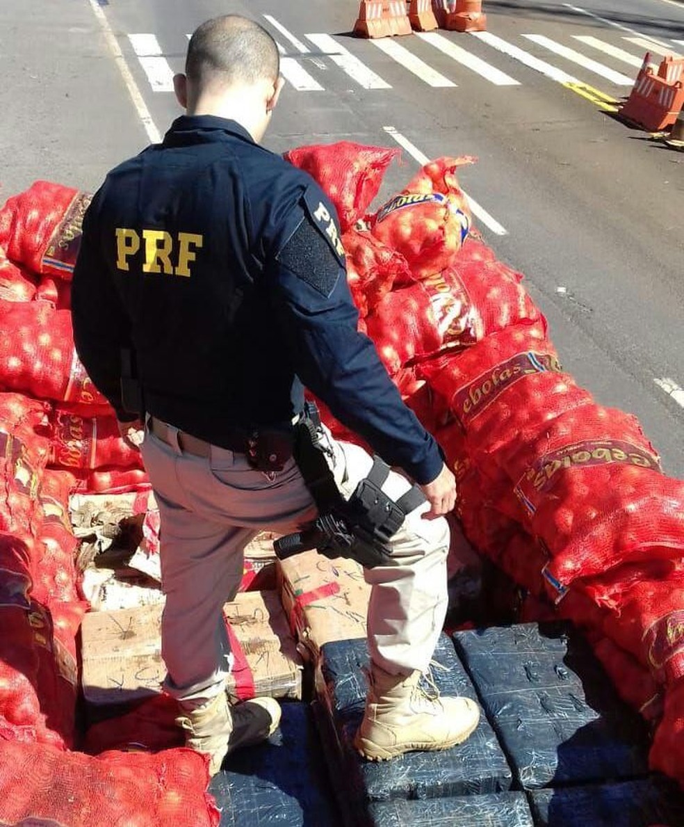 Mais de 2 toneladas de maconha estavam escondidas sob sacos de cebola, em UbiratÃ£, segundo a PRF (Foto: DivulgaÃ§Ã£o/PRF)
