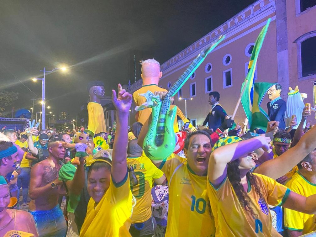 Torcedores no Recife comemoram classificação do Brasil para as quartas de final da Copa do Mundo de 2022 — Foto: Priscilla Aguiar/g1