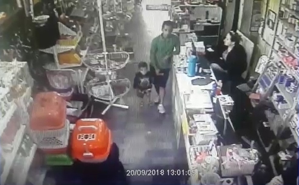 Pai que sequestrou e matou filhos é flagrado por câmera de segurança em loja de Boituva — Foto: Reprodução/TV TEM