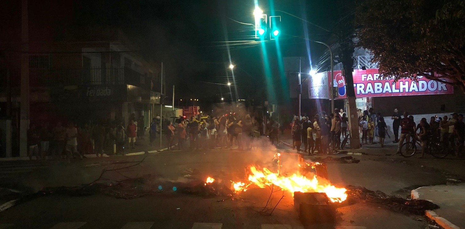 Protesto por falta d'água bloqueia via no bairro do Feitosa, Maceió 