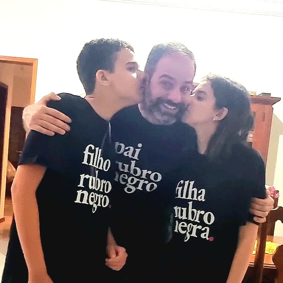 Marcos Felipe Leal &eacute; beijado pelos filhos Felipe e Gabriela &mdash; Foto: Reprodu&ccedil;&atilde;o