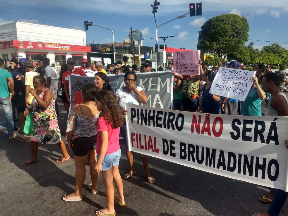 Moradores usam faixas em protesto no Pinheiro, em Maceió — Foto: Derek Gustavo/G1 AL