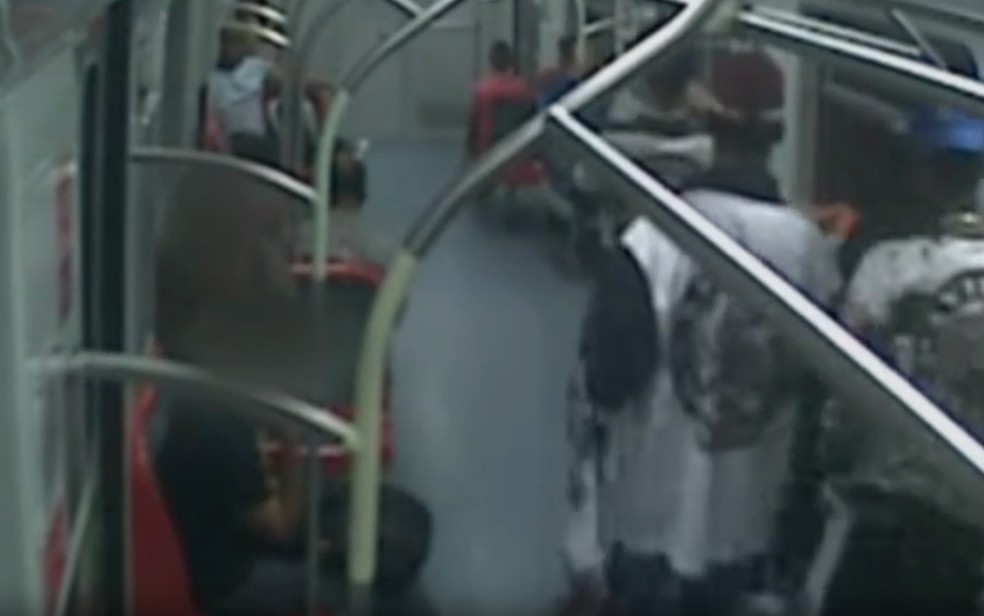 Três torcedores do Corinthians foram espancados no vagão do Metrô de SP em outubro de 2014 (Foto: Reprodução/TV Globo)