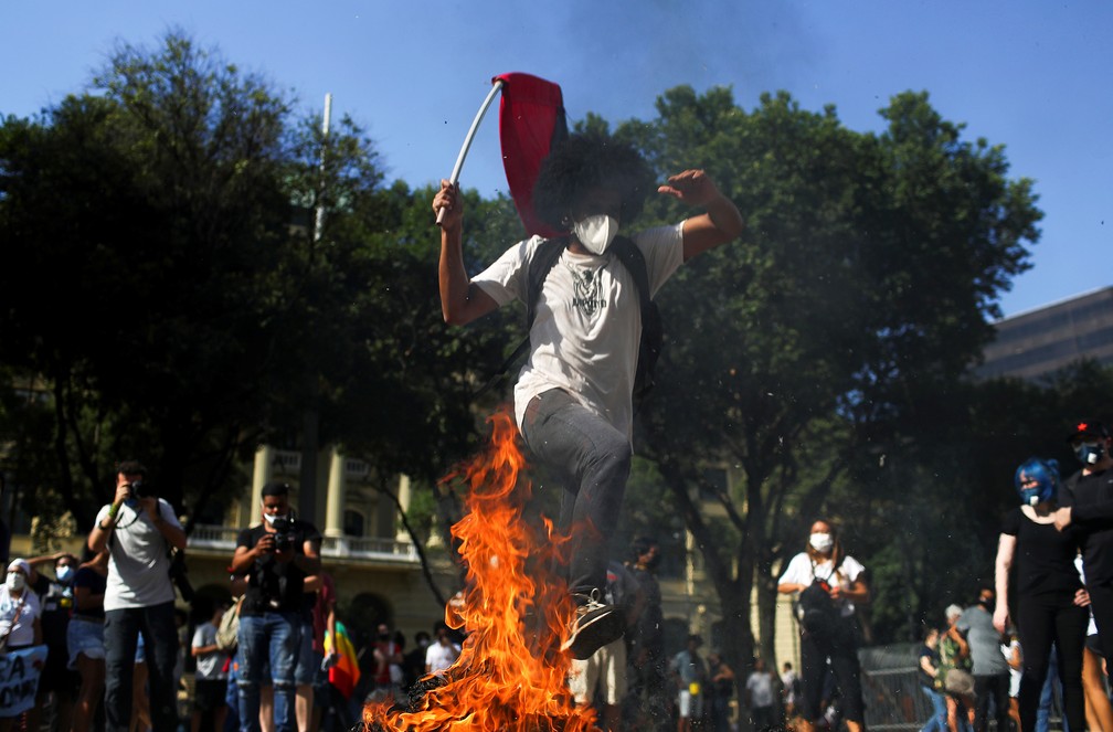 Rio de Janeiro - Manifestantes protestam contra o presidente Jair Bolsonaro neste sábado (29) — Foto: Pilar Olivares/Reuters