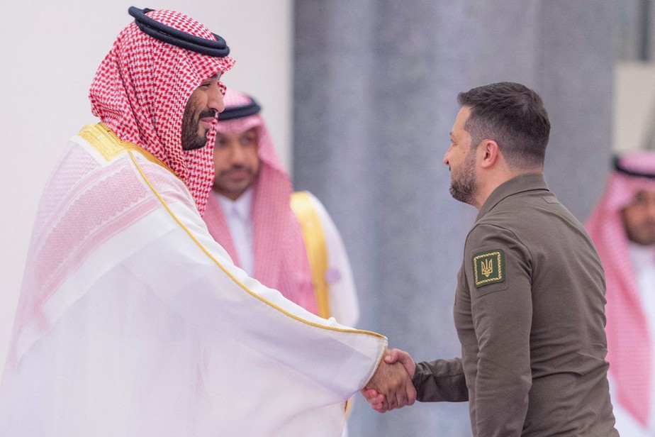 Príncipe herdeiro saudita Mohammed bin Salman dá boas-vindas ao presidente da Ucrânia, Volodymyr Zelensky, durante a Cúpula da Liga Árabe.