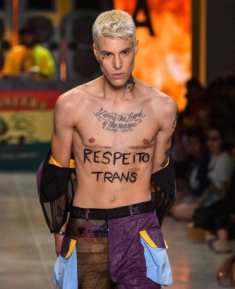 Sam Porto protesta em desfile da SPFW com escrita "respeito trans" no corpo — Foto: Arquivo pessoal