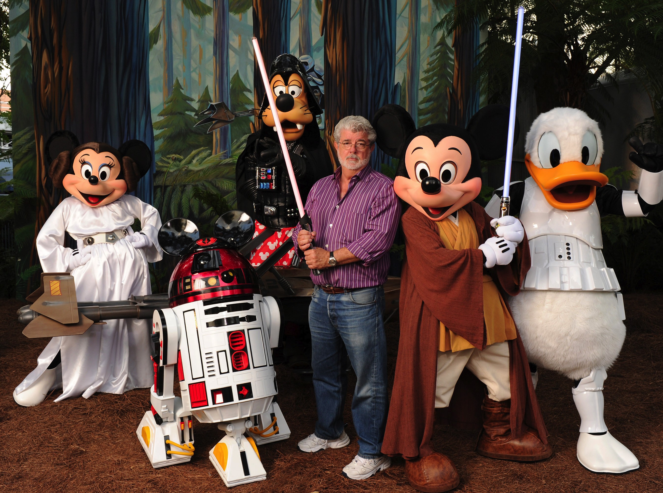 George Lucas posa com um grupo de "Star Wars" Inspirado Personagens Disney no Hollywood Studios da Disney (Foto: Getty Images)