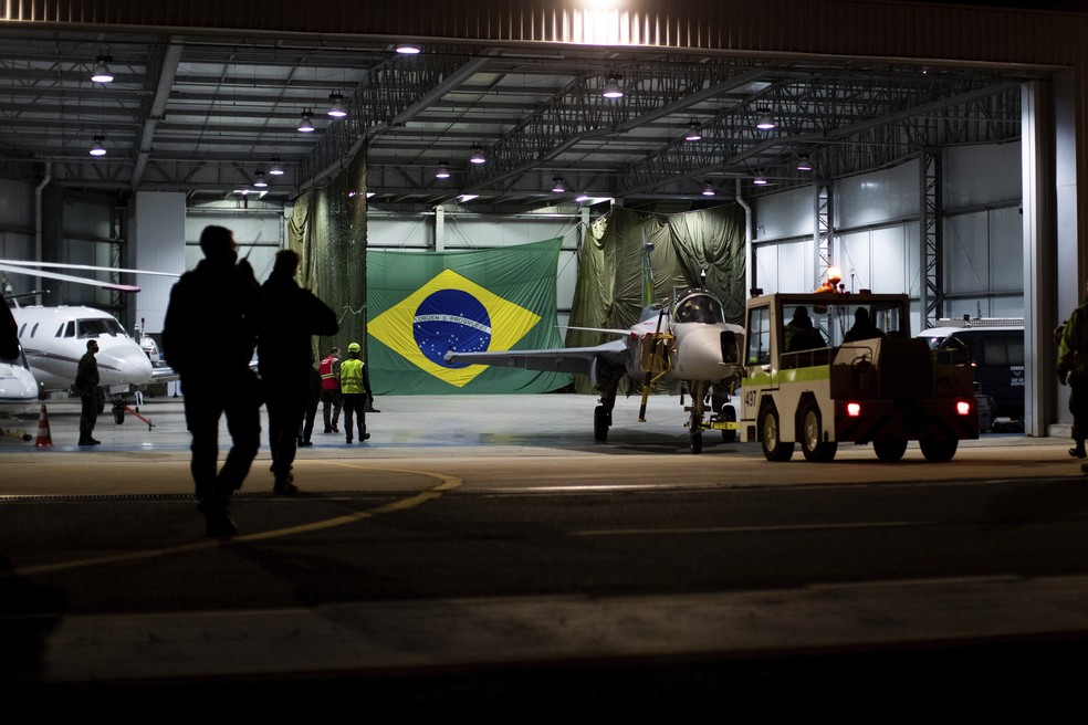 Caça da FAB Gripen ficou em hangar em Santa Catarina antes de partir no primeiro voo — Foto: Saab/Divulgação