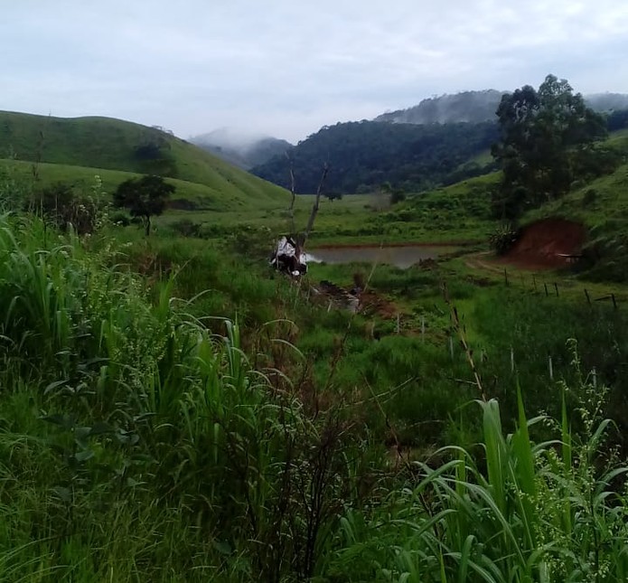 Núcleo de Emergência Ambiental da Feam foi acionado porque parte do combustível está vazando perto de um manancial na BR-267 em Bicas — Foto: Corpo de Bombeiros/Divulgação