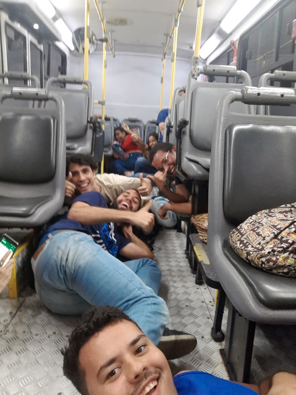 Passageiros se jogaram no chão de ônibus e tiraram selfie durante confusão em Olinda — Foto: Reprodução/WhatsApp