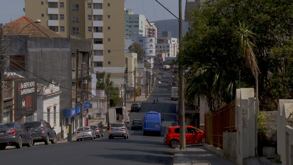 Mulher foi encontrada pela BM pedindo ajuda em rua central de Santa Maria  — Foto: Reprodução / RBS TV 