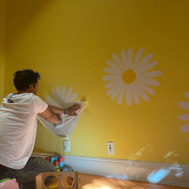 Orlando Bloom pinta o quarto da filha (Foto: Reprodução/Instagram)