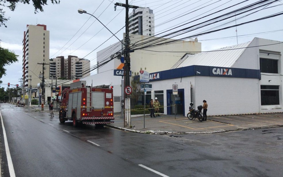 Incêndio é registrado em agência da Francisco Porto, em Aracaju — Foto: Cleverton Macêdo/TV Sergipe