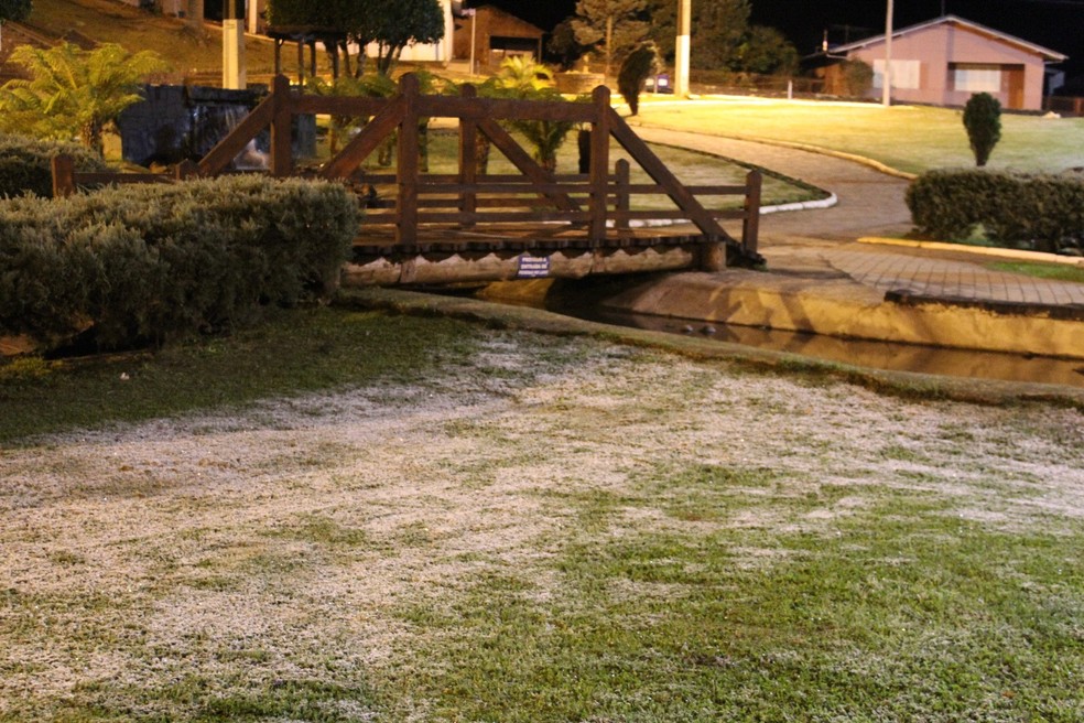 No Centro de Urupema durante a madrugada desta terça-feira (Foto: Marleno Muniz Farias/ Prefeitura de Urupema/ Divulgação)