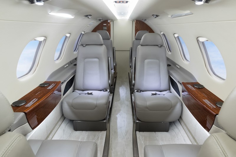 Jato executivo Embraer Phenom 300 de 2014, modelo que será vendido pela Americanas para ajudar no plano de recuperação judicial do grupo — Foto: Divulgação/CFSJETS