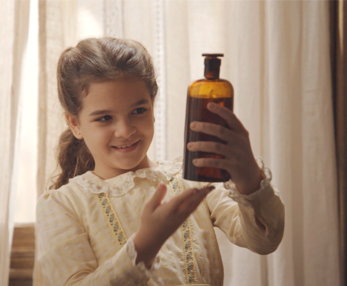Felícia põe óleo de fígado de bacalhau no banho da irmã! (Foto: TV Globo)