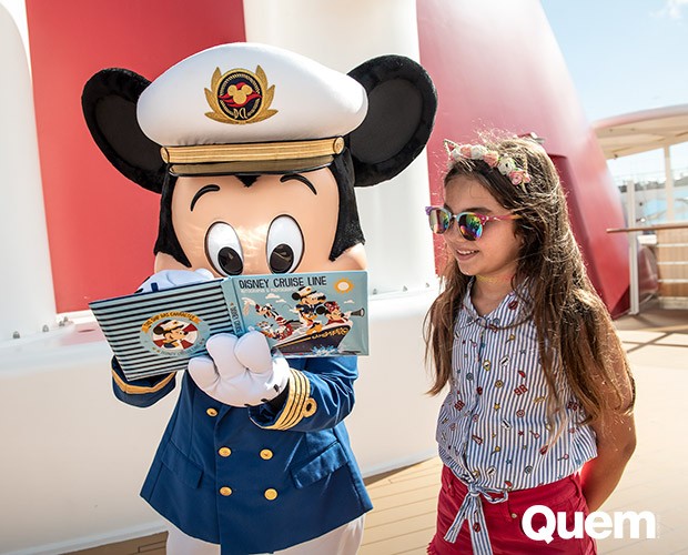 Olivia Costa garante seu autógrafo de Mickey Mouse (Foto: Harrison Cooney)