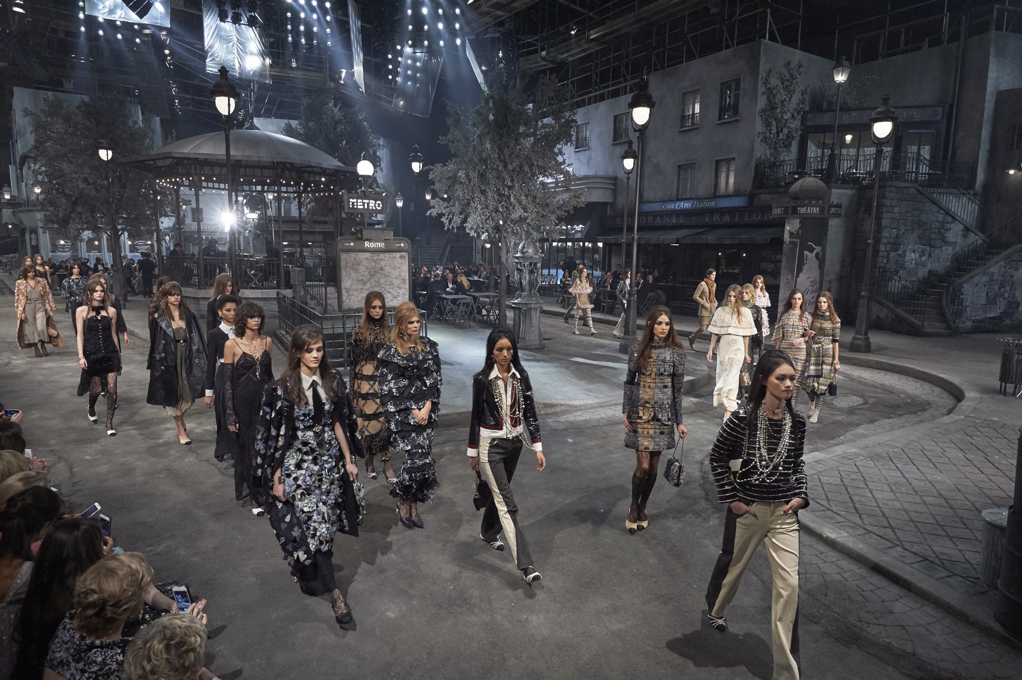 The set at Chanel's Métiers d'art Paris in Rome 2015/16 show in the Cinecittà Studios. The black and white set was reminiscent of those by Alexandre Trauner, the famous production designer (Foto: Olivier Saillant)